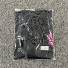 Carregar imagem no visualizador da galeria, Camiseta Syna Wlrd Graf Printed