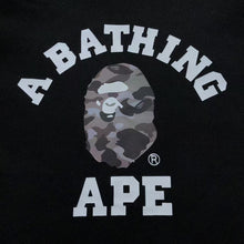 Carregar imagem no visualizador da galeria, Moletom Bape 1st Camo College