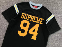 Carregar imagem no visualizador da galeria, Camiseta Supreme Split S/S Football Top Black