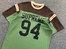 Carregar imagem no visualizador da galeria, Camiseta Supreme Split S/S Football Top Green