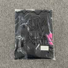 Carregar imagem no visualizador da galeria, Camiseta  Syna Wlrd Graf Printed
