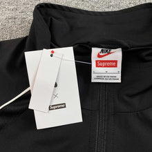 Carregar imagem no visualizador da galeria, Jaqueta Track Black Supreme x Nike
