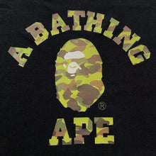 Carregar imagem no visualizador da galeria, Camiseta  Bape Camo College
