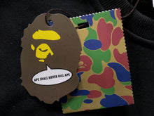 Carregar imagem no visualizador da galeria, Moletom Bape 1st Camo College
