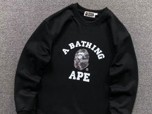 Carregar imagem no visualizador da galeria, Moletom Bape 1st Camo College
